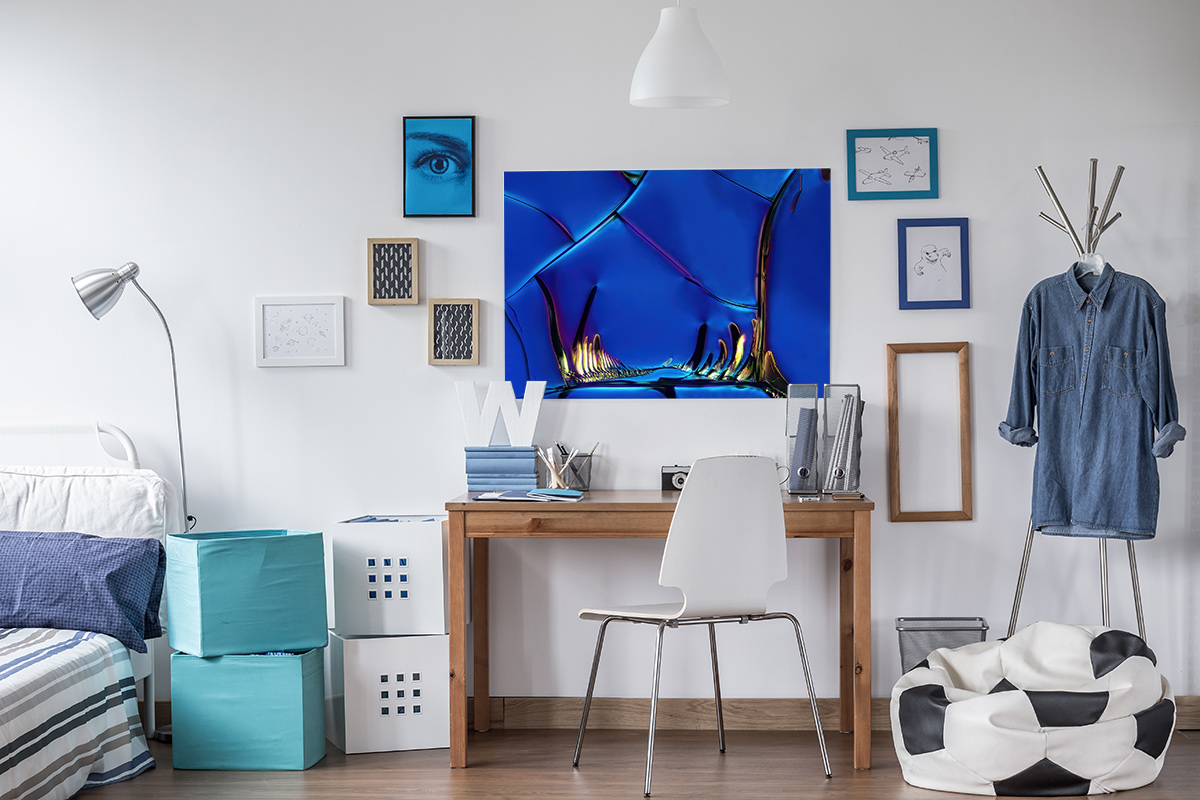 Arbeitszimmer, Jugendzimmer mit Wandbild auf denen Mikrokristalle zu sehen sind